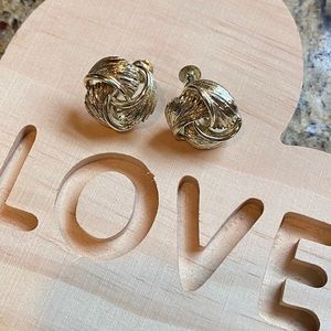 LOVE these Lisner light gold tone screw back knots!